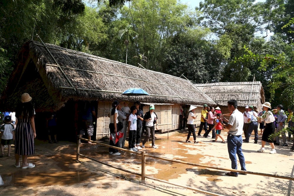 Ngôi nhà nhỏ 5 gian lợp mái lá của cụ Nguyễn Sinh Sắc